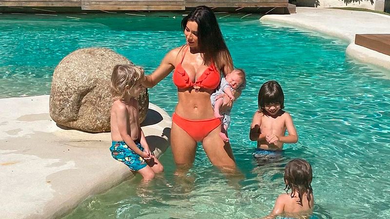 La imagen más veraniega de Pilar Rubio con sus cuatro hijos en la piscina