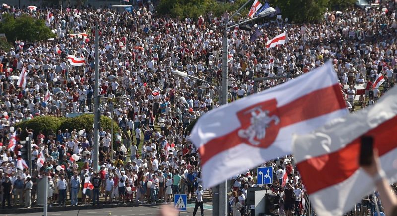 Putin brinda su apoyo militar a Lukashenko, acorralado por las masivas protestas en Bielorrusia