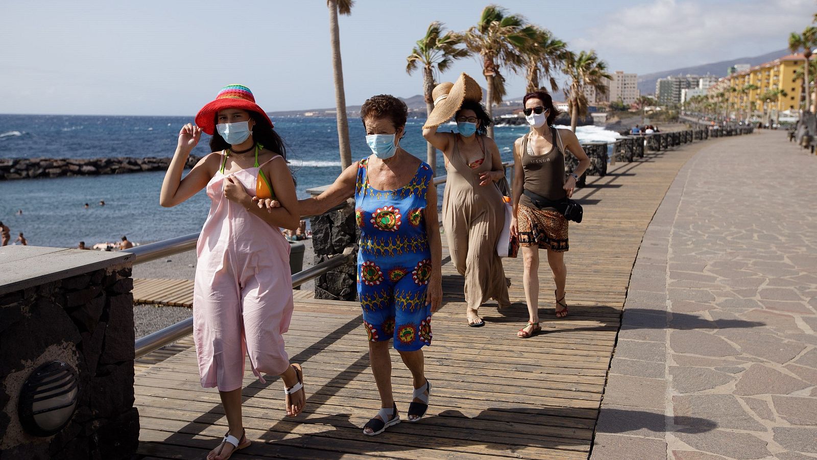 Coronavirus - Las comunidades comienzan a aplicar las nuevas medidas acordadas con Sanidad - RTVE.es - Telediario 1 | Ver