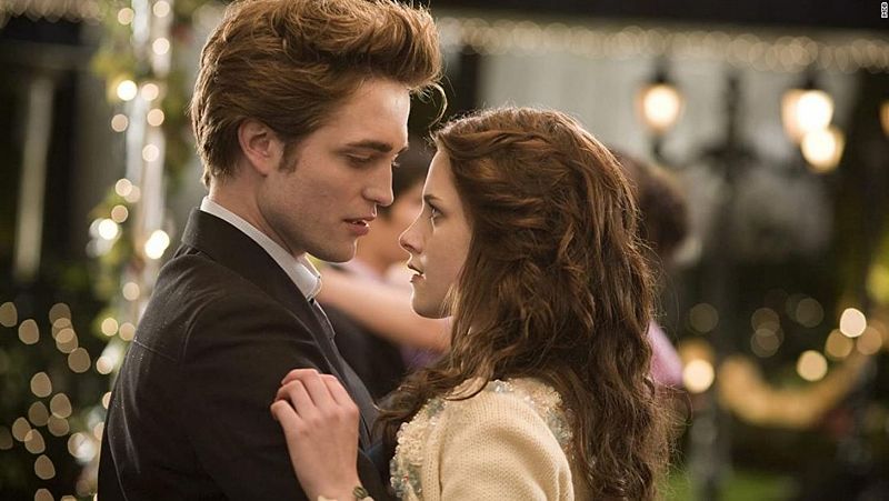Ya sabemos qué hacía Edward Cullen mientras Bella Swan dormía, gracias al libro de su precuela
