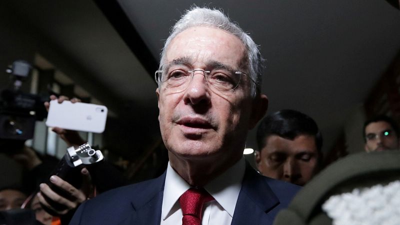 El expresidente colombiano Álvaro Uribe renuncia a su escaño en el Senado tras su arresto domiciliairo