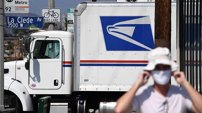 El Servicio Postal de EE.UU. frena sus recortes hasta después de elecciones ante la polémica por el voto por correo