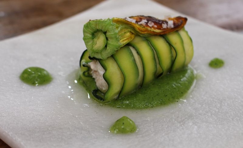 Merluza rellena de langostinos envuelta en calabacín y con salsa de calabacín