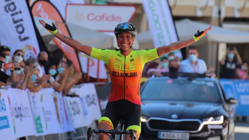 Mavi García domina la prueba en línea y logra el doblete