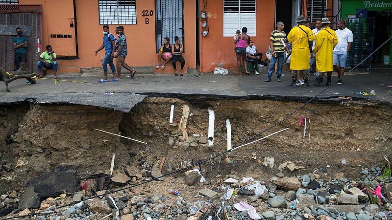 La tormenta 'Laura' y el huracán 'Marco' avanzan hacia EE.UU. dejando a su paso muerte y destrucción