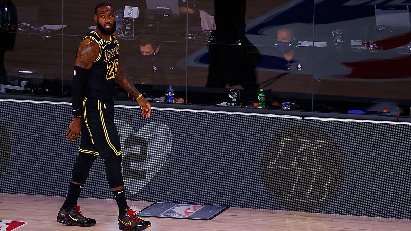 Los Lakers recuperan su mejor versión en el 'día de Kobe Bryant' y Miami pasa a cuartos barriendo