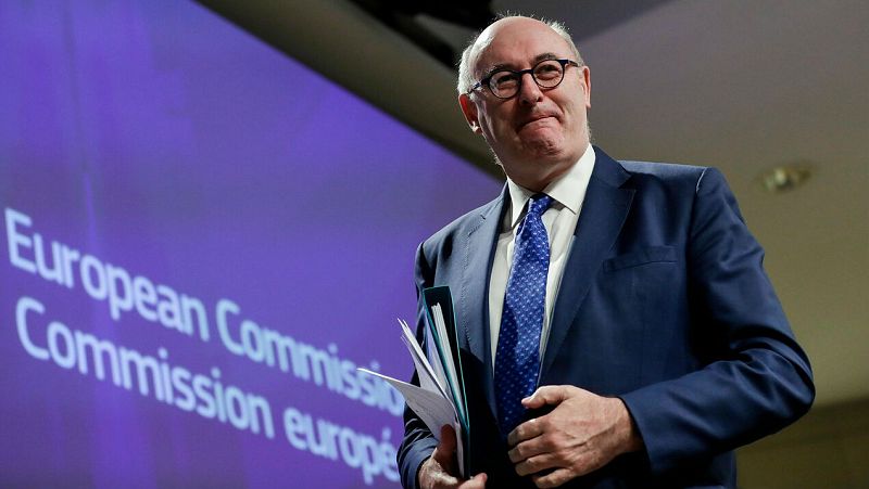 Dimite el comisario europeo de Comercio por incumplir las reglas contra el COVID-19