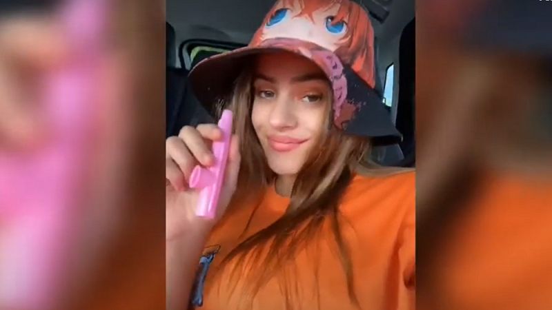 Rosalía se hace viral tocando el kazoo