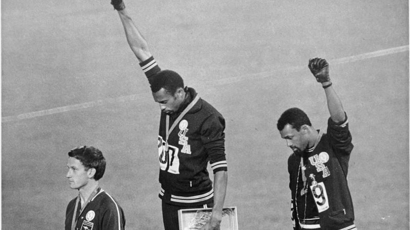 Puño en alto o de rodillas, las protestas raciales en el deporte estadounidense