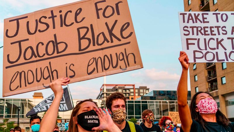 Retiran en el hospital las esposas al afroamericano Jacob Blake, herido tras recibir siete disparos de un policía blanco