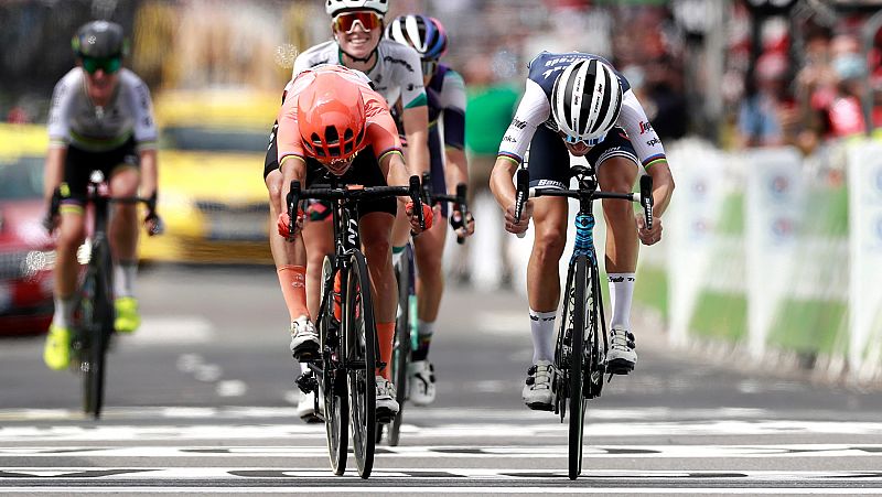 'Lizzie' Deignan se lleva La Course en un ajustado 'sprint' ante la defensora del título, Marianne Vos