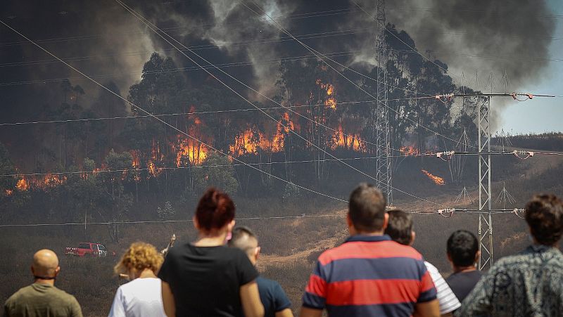 El incendio de Huelva afecta a 10.000 hectáreas y mantiene evacuados a más de 3.000 vecinos