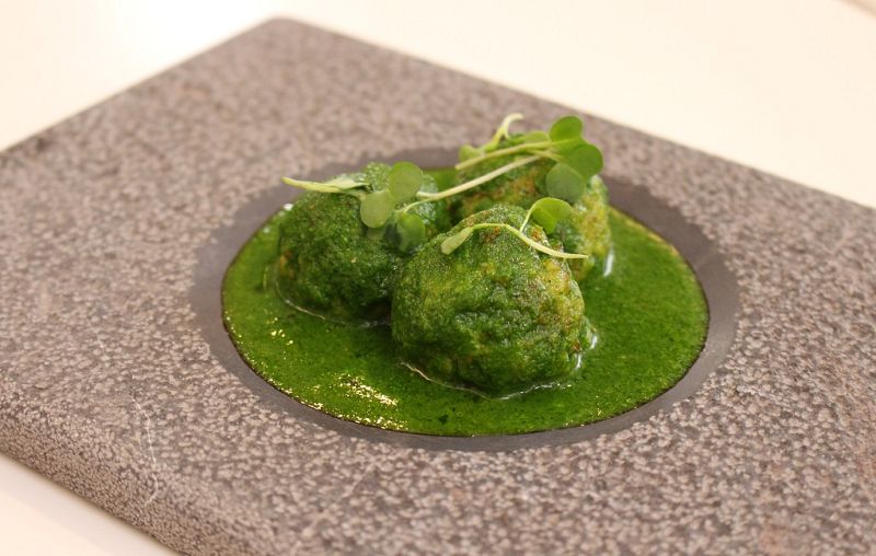 Albóndigas de bacalao con salsa de espinacas y rúcula