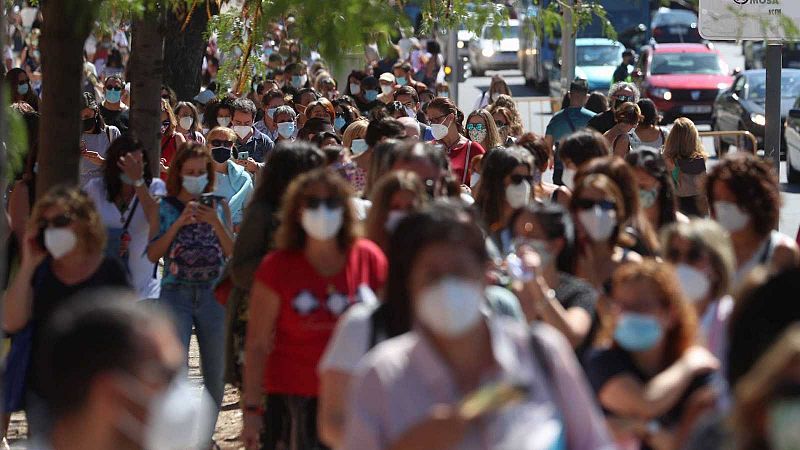 Madrid cancela los test serológicos a profesores tras generar largas colas: "La organización ha sido nefasta"