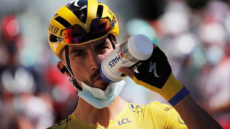 Alaphilippe pierde el liderato en favor de Adam Yates por avituallamiento indebido