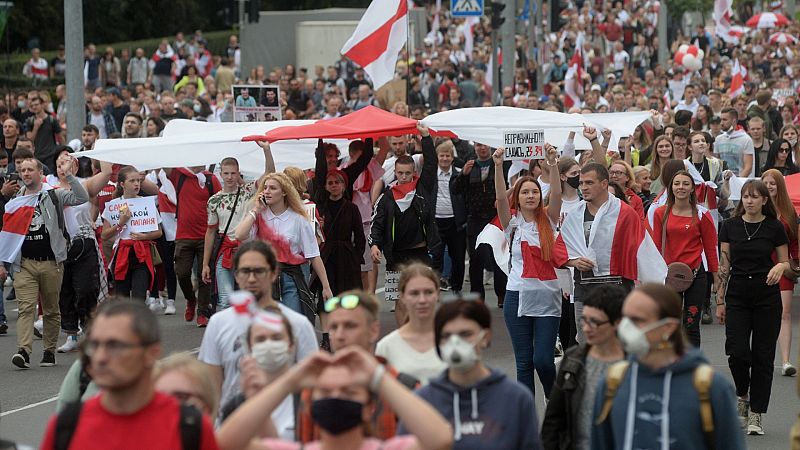 Decenas de detenidos en el cuarto domingo de protestas multitudinarias contra Lukashenko