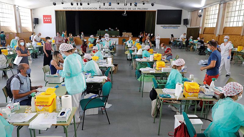 Más de 2.000 profesores madrileños tendrán que someterse a una PCR tras dar positivo en los test serológicos