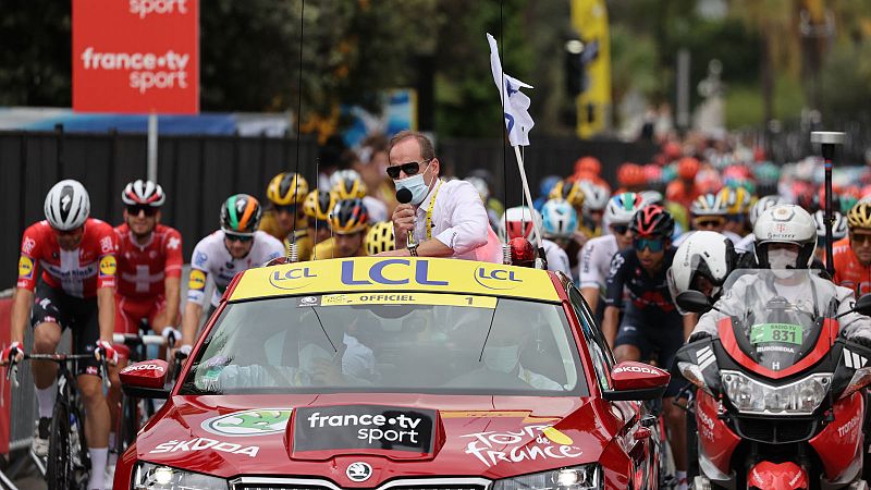 Todos los ciclistas del pelotón toman la salida tras superar las pruebas PCR