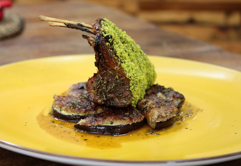 Cordero asado con berenjenas glaseadas