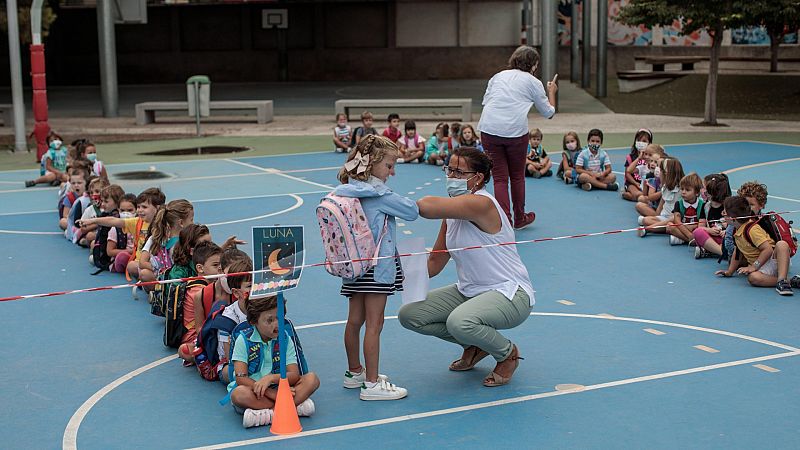 Mezcla de edades, clases fuera del aula y refuerzos que no llegan: la "frustración" de los profes en la vuelta al cole