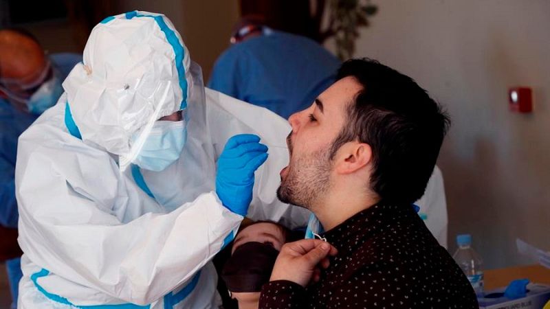 Los casos en Madrid se "estabilizan" por encima de los 2.900 contagios diarios, pero las hospitalizaciones siguen subiendo