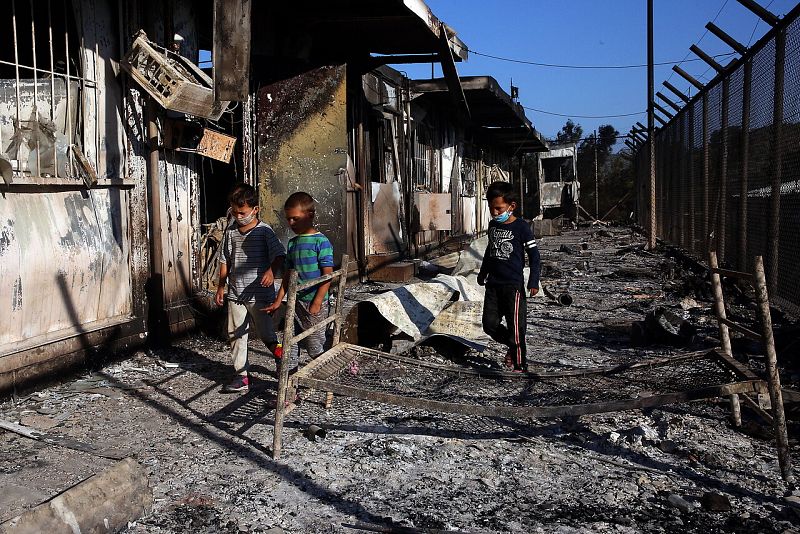 Un incendio arrasa el campo de refugiados de Lesbos y deja a unas 4.000 personas sin hogar