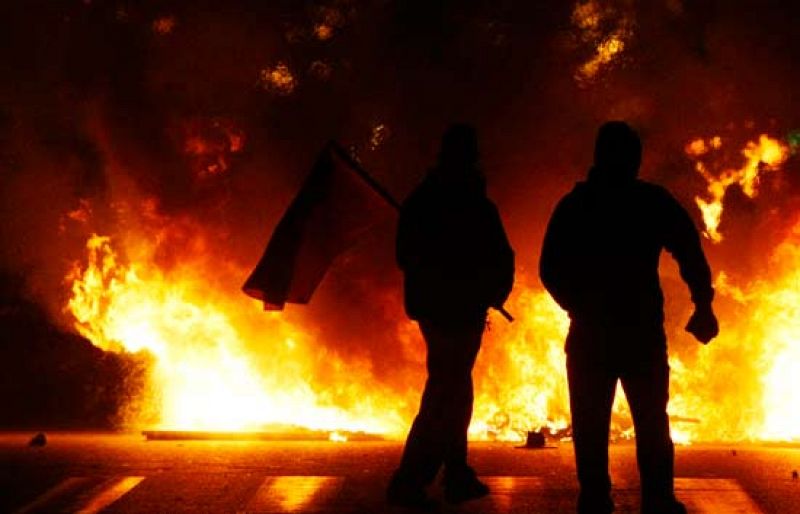 La violencia del tercer día de disturbios en Grecia se centra en Atenas