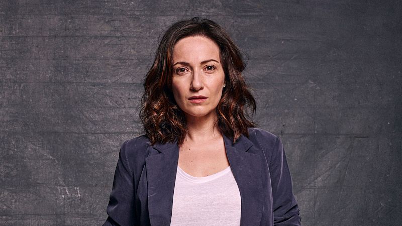 Así es el universo 'HIT': Olaya Caldera y su papel como directora del instituto Anne Frank