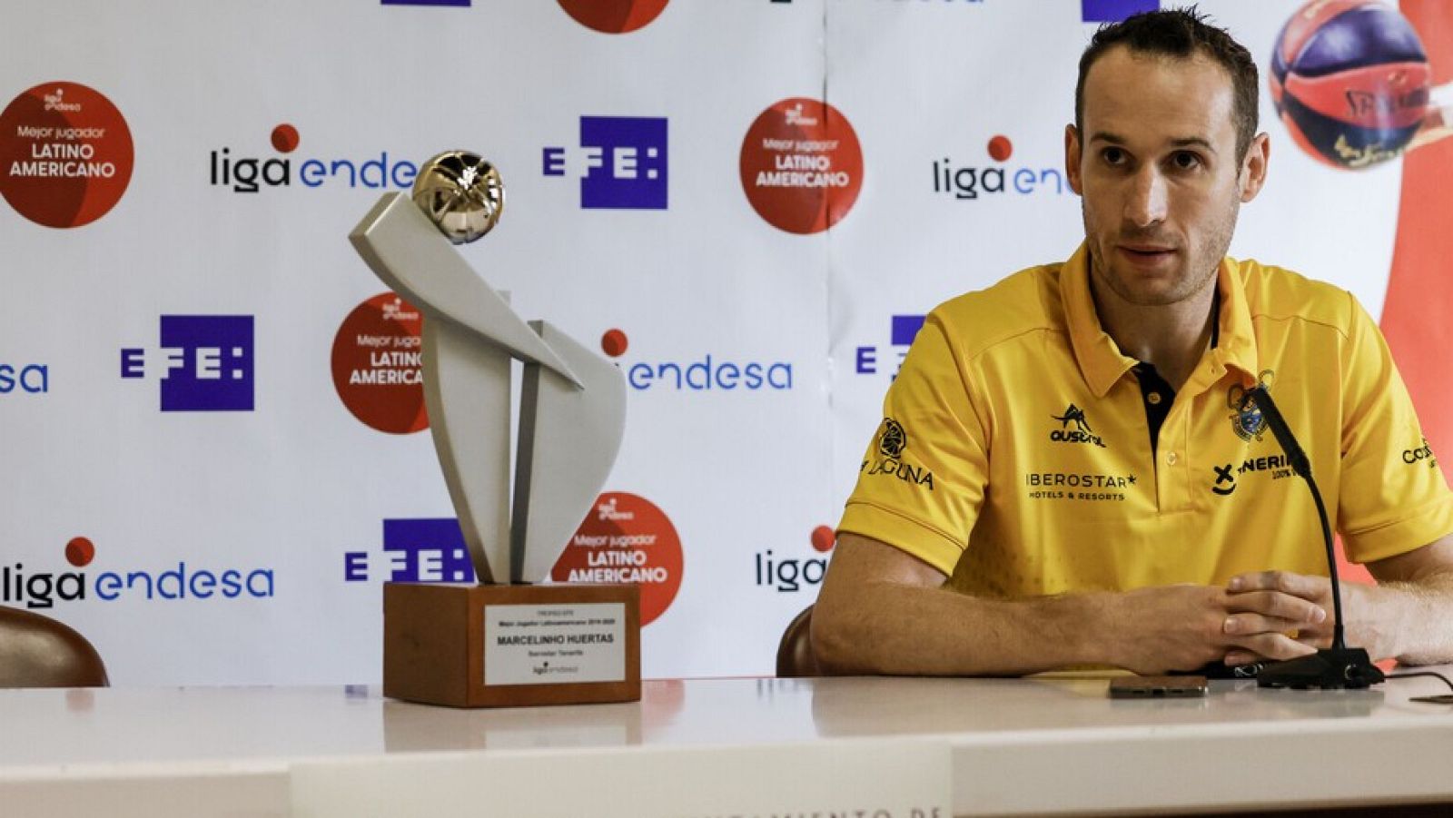 Huertas recibe satisfecho el premio al mejor latinoamericano de la Liga Endesa