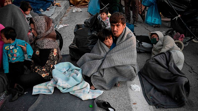 Bruselas pide la evacuación de los miles de refugiados del campo de Lesbos por las condiciones "inaceptables" de vida