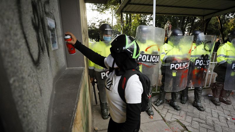 Suspenden a dos policías por la muerte de un abogado que ha desatado multitudinarias protestas en Colombia