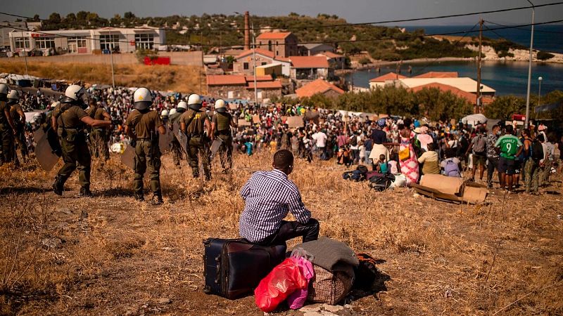 Miles de refugiados en Lesbos afrontan a la intemperie un futuro incierto