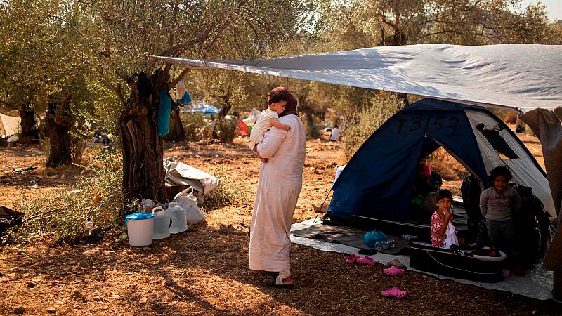 Grecia promete construir un centro permanente para migrantes y pide mayor implicación a la UE