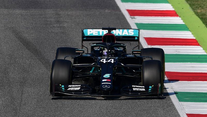 Hamilton sale más líder de Mugello tras una accidentada carrera