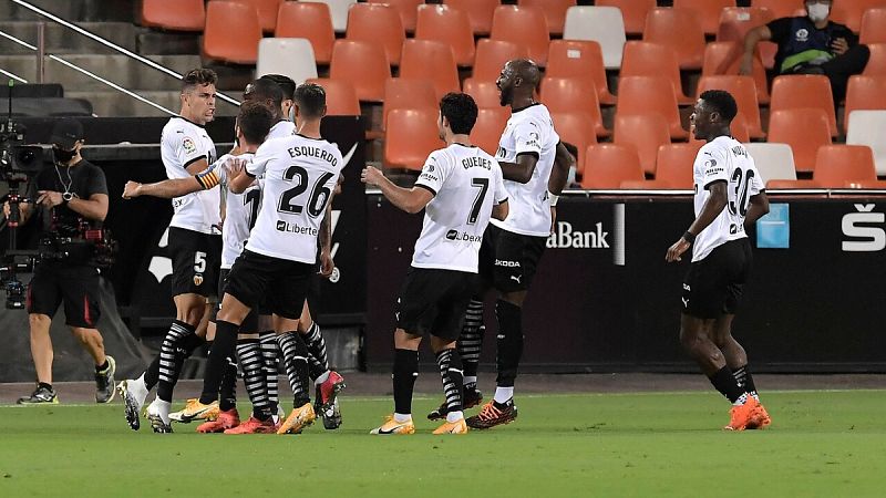 El Valencia se rebela contra todo y remonta el derbi al Levante