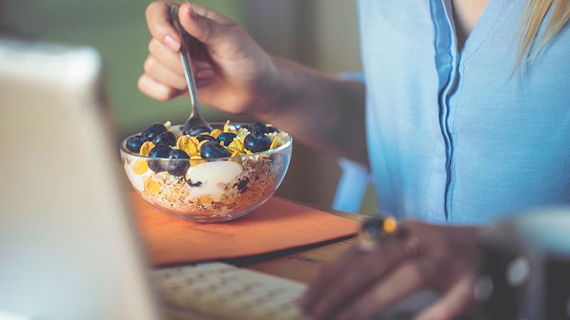 ¿Cómo alimentarse bien durante el teletrabajo? Sigue esta guía