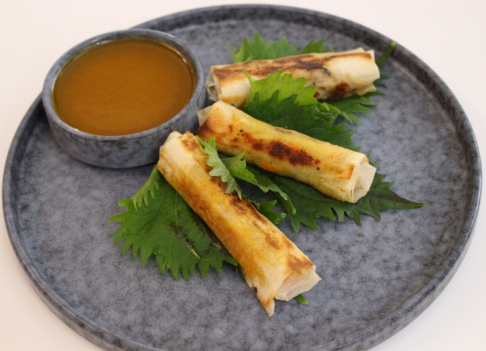 Rollito de primavera con conejo escabechado y agridulce de higos | Ver