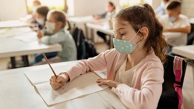 De las "pistolitas" que toman la temperatura al "pilla pilla" sin contacto: los niños relatan una vuelta al cole sin miedo