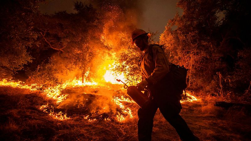 Trump aviva las llamas de la disputa climática en California en medio de la peor oleada de incendios de la historia