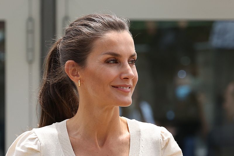 Así ha cambiado la reina Letizia: su estilismo, su sonrisa y hasta su forma de caminar