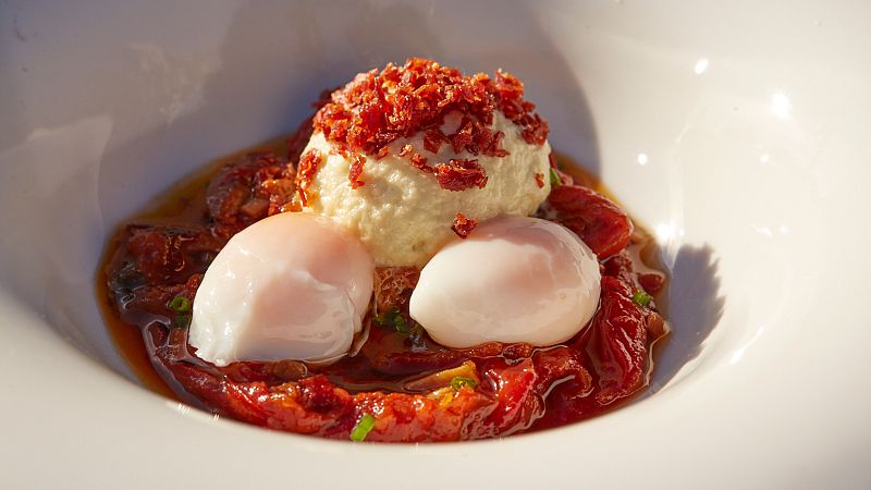 Receta de asadillo de pimientos con huevitos poch�, espuma de aceituna y polvo de jam�n