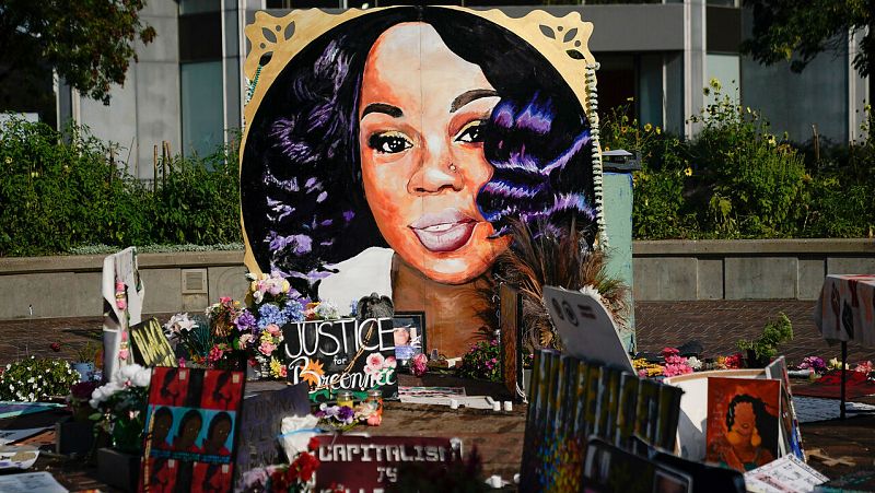 La familia de Breonna Taylor recibirá 12 millones de dólares por su muerte a manos de la Policía en EE.UU.