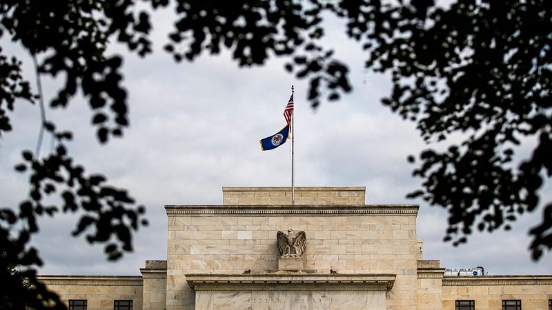La Fed mantiene los tipos de interés y se compromete a no subirlos hasta que la economía alcance niveles "consistentes"