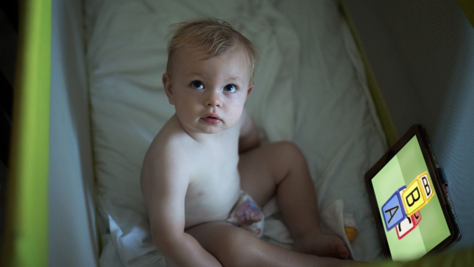 Cunas con cuatro pantallas para entretener a los niños