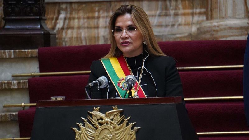 La presidenta interina de Bolivia, Jeanine Áñez, se retira de la carrera electoral
