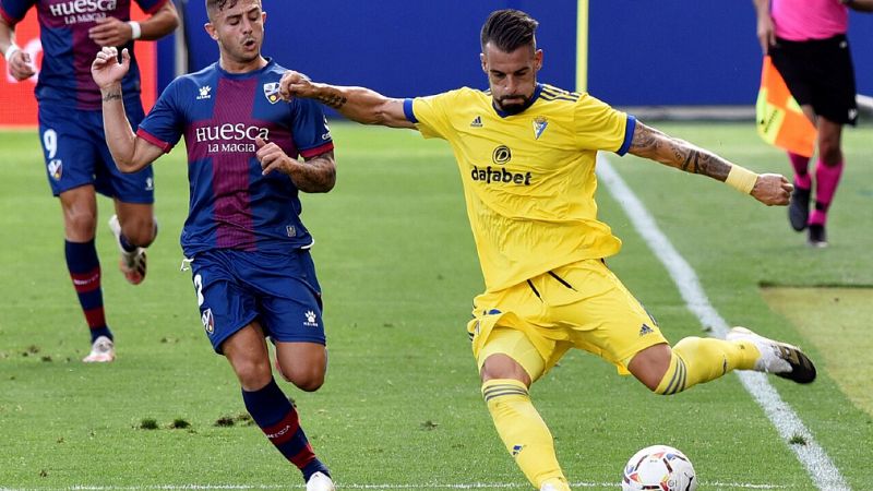 La eficacia del Cádiz decanta el duelo de recién ascendidos ante el Huesca