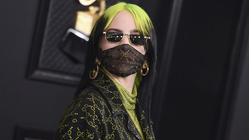 Billie Eilish lanza al mercado una línea de muñecos basados en la estética de sus videoclips