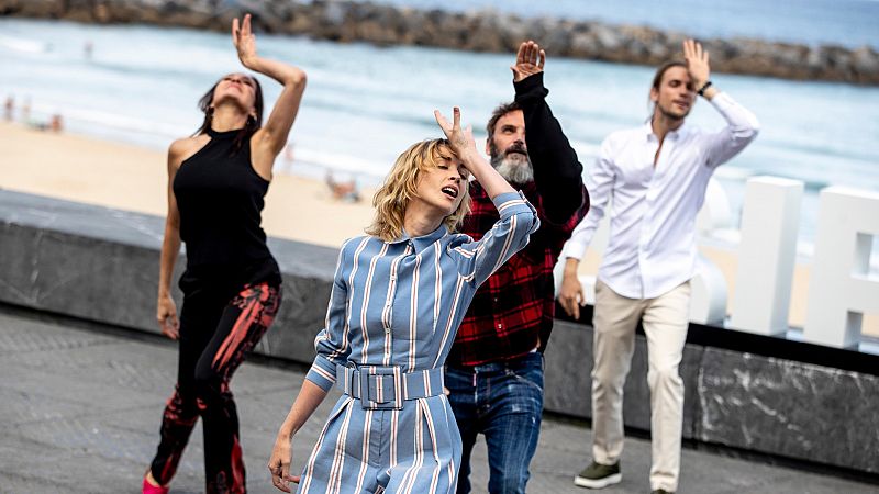 Los actores de 'Explota, explota' rompen a bailar en el Festival de San Sebastián