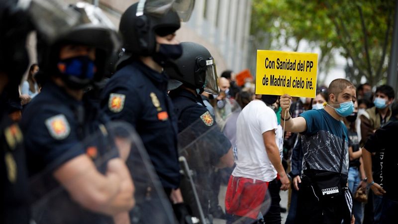 La Policía disuelve una concentración por la sanidad pública frente a la Asamblea de Madrid