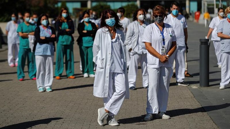 España cuenta con 12.000 médicos disponibles entre recién licenciados, MIR y jubilados para afrontar la pandemia